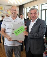 Übergabe der Unterschriften im Rathaus Stutensee ★ Homepage der Bürgerinitiative Stutensee Lachwald-erhalten für mehr Demokratie + Transparenz + Bürgerbeteiligung • auch bei Bürgerbegehren und Bürgerentscheid – Mitglied der BundesBürgerInitiative Waldschutz BBIWS zum Schutz von Wald • Natur und Klima in der Waldkrise mit der Forderung um mehr Beachtung von Umweltschutz • Naturschutz • Klimaschutz und Reform der Waldgesetze